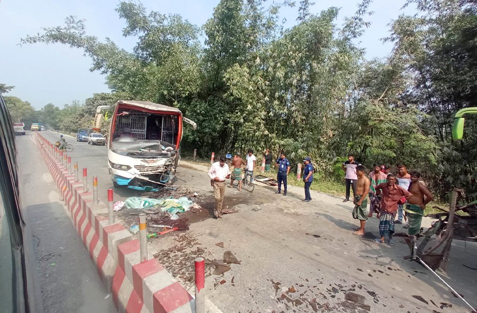 ঢাকা-আরিচা মহাসড়কে দুই বাসের মুখোমুখি সংঘর্ষ